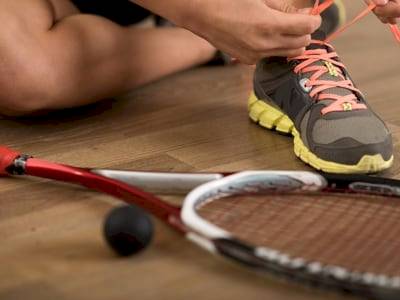 Squashspieler mit Schläger und Ball