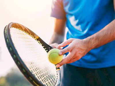 Tennisspieler beim Aufschlag