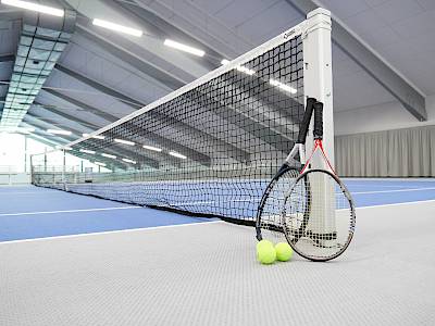 Tennisschläger in der Tennishalle im VITAL SPA